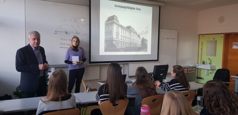 Erinnerungskultur: Besuch des Vereins Lila Winkel